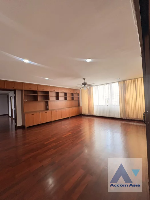 unit 4 Bedrooms  Apartment For Rent in Phaholyothin, Bangkok  near BTS Saphan-Kwai (AA44551)