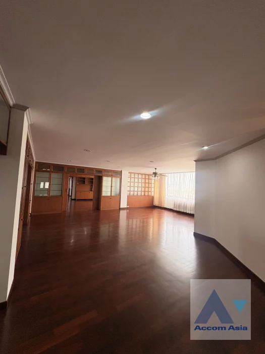 unit 4 Bedrooms  Apartment For Rent in Phaholyothin, Bangkok  near BTS Saphan-Kwai (AA44551)