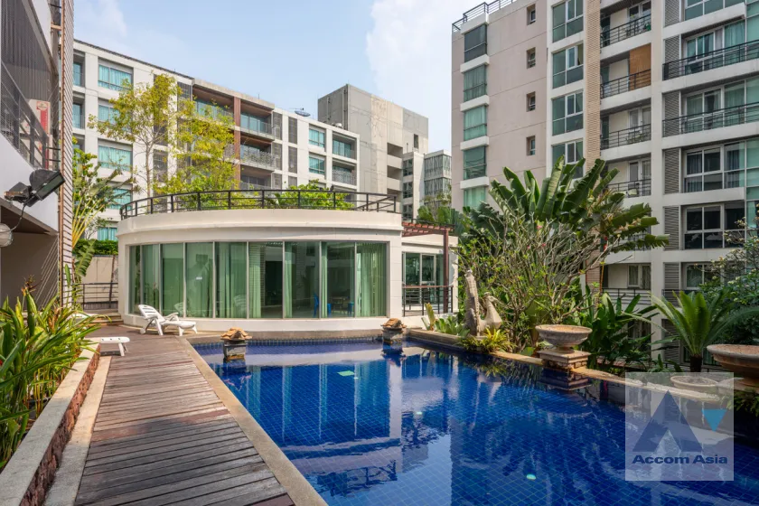unit 3 Bedrooms  Condominium For Sale in Rama 3, Bangkok  near BTS Chong Nonsi - MRT Lumphini (AA45268)