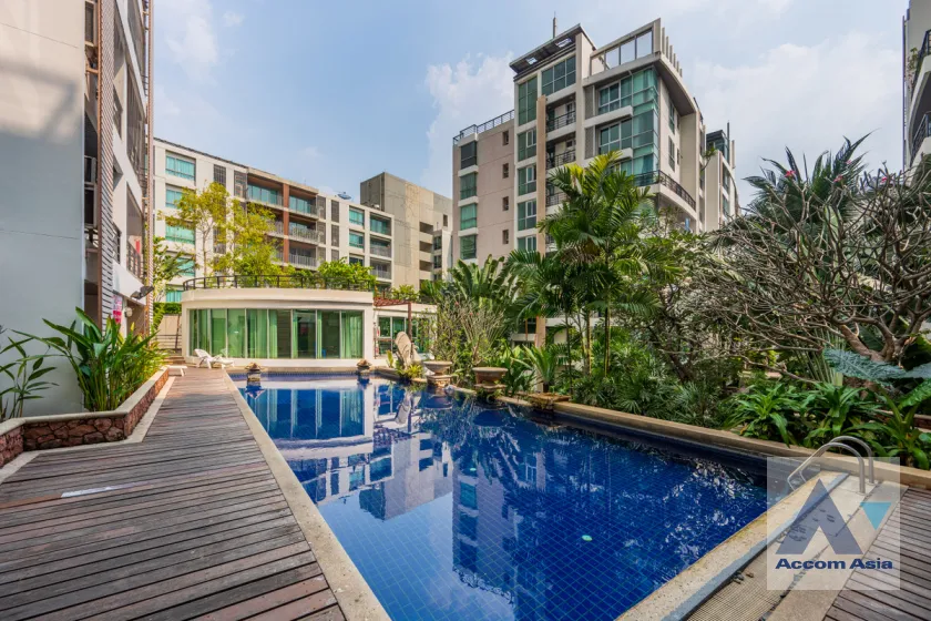 unit 3 Bedrooms  Condominium For Sale in Rama 3, Bangkok  near BTS Chong Nonsi - MRT Lumphini (AA45272)