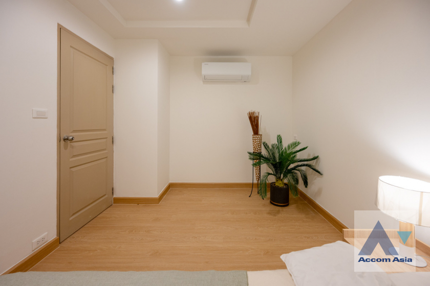 14  3 br Condominium For Sale in Rama 3 ,Bangkok BTS Chong Nonsi - MRT Lumphini at Resorta Yen-Akat AA45273