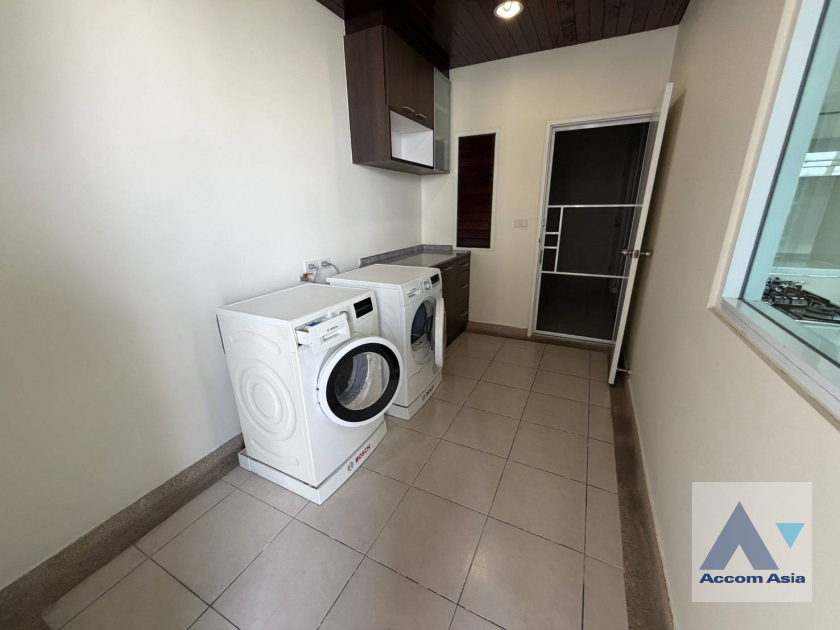 27  3 br Apartment for rent and sale in Sukhumvit ,Bangkok BTS Ekkamai at Low-rise Apartment, Only 1,000m to BTS AA45341