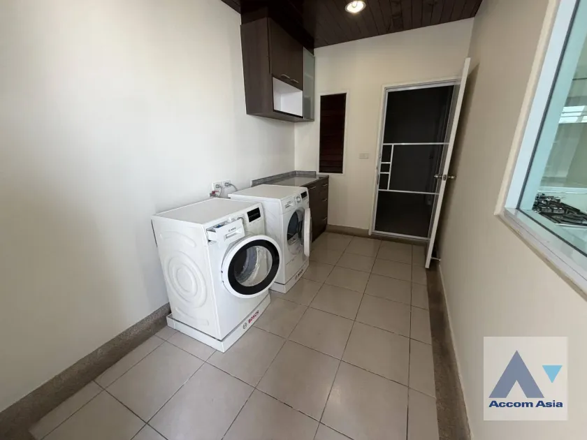 27  3 br Apartment for rent and sale in Sukhumvit ,Bangkok BTS Ekkamai at Low-rise Apartment, Only 1,000m to BTS AA45341
