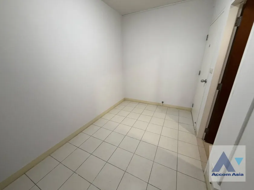 25  3 br Apartment for rent and sale in Sukhumvit ,Bangkok BTS Ekkamai at Low-rise Apartment, Only 1,000m to BTS AA45341