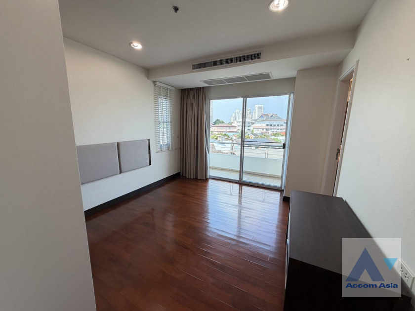 11  3 br Apartment for rent and sale in Sukhumvit ,Bangkok BTS Ekkamai at Low-rise Apartment, Only 1,000m to BTS AA45341