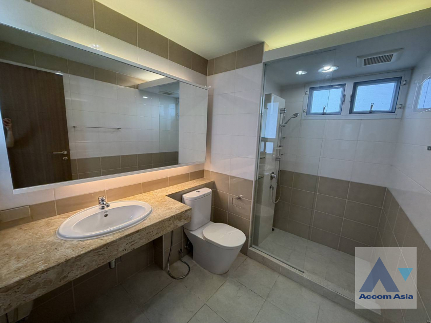 20  3 br Apartment for rent and sale in Sukhumvit ,Bangkok BTS Ekkamai at Low-rise Apartment, Only 1,000m to BTS AA45341
