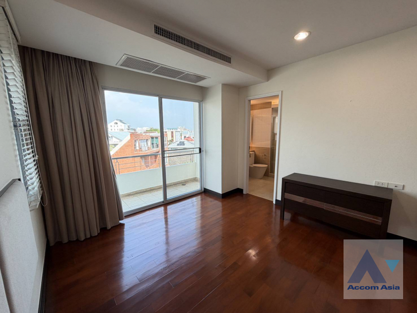 12  3 br Apartment for rent and sale in Sukhumvit ,Bangkok BTS Ekkamai at Low-rise Apartment, Only 1,000m to BTS AA45341