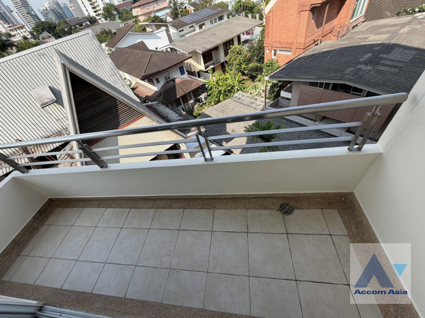 13  3 br Apartment for rent and sale in Sukhumvit ,Bangkok BTS Ekkamai at Low-rise Apartment, Only 1,000m to BTS AA45341