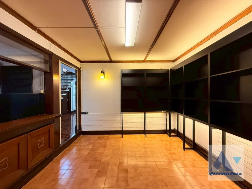 16  5 br House For Rent in Phaholyothin ,Bangkok BTS Ari AA45411