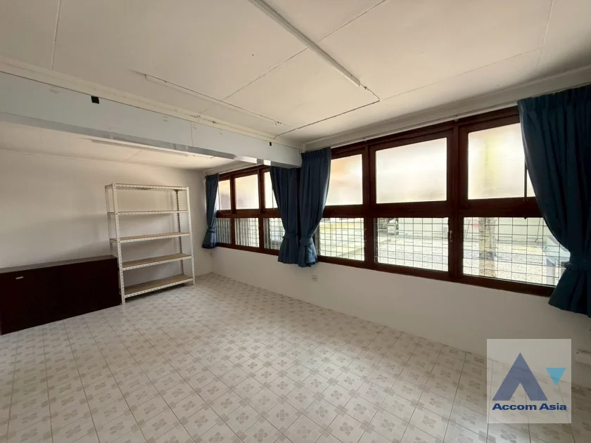 18  5 br House For Rent in Phaholyothin ,Bangkok BTS Ari AA45411
