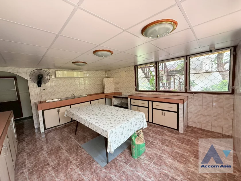 21  5 br House For Rent in Phaholyothin ,Bangkok BTS Ari AA45411