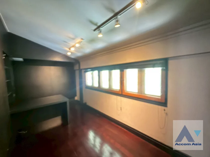 26  5 br House For Rent in Phaholyothin ,Bangkok BTS Ari AA45411