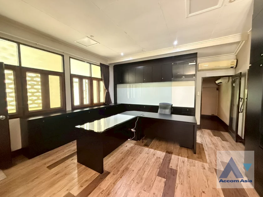 15  5 br House For Rent in Phaholyothin ,Bangkok BTS Ari AA45411