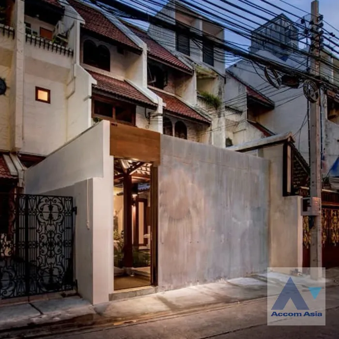 unitFully Furnished |  3 Bedrooms  Townhouse For Rent in Sathorn, Bangkok  near BTS Chong Nonsi (AA45435)
