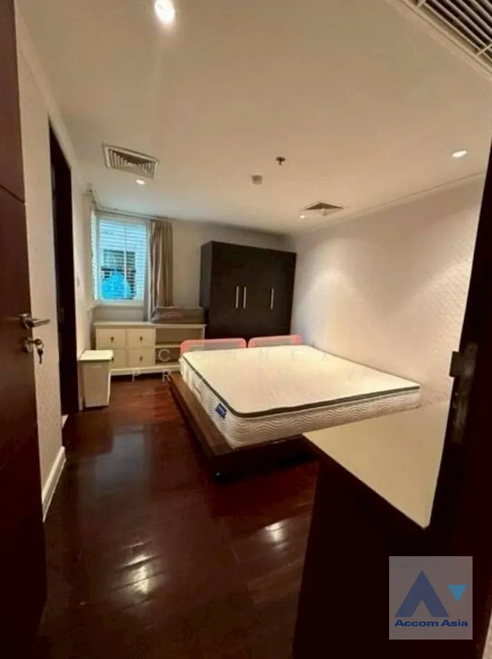 unit 4 Bedrooms  Condominium For Rent in Sukhumvit, Bangkok  near BTS Nana (AA45471)