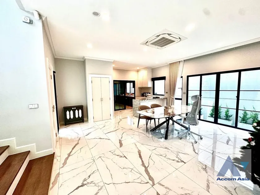 unit 4 Bedrooms  House For Rent in Samutprakan, Samutprakan  (AA45583)