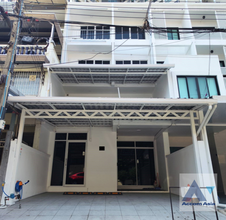  2  4 br House for rent and sale in Sathorn ,Bangkok BTS Saphan Taksin AA45585