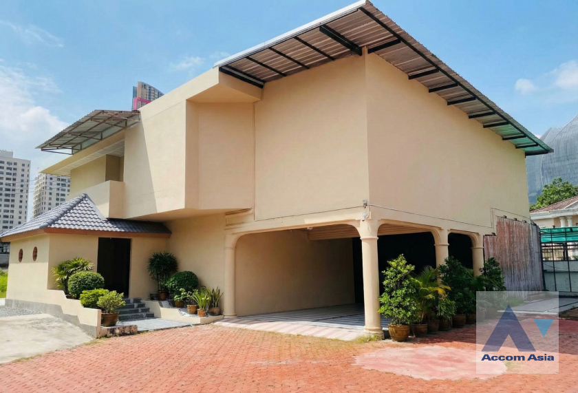  2  House For Rent in Phaholyothin ,Bangkok BTS Saphan-Kwai AA45586