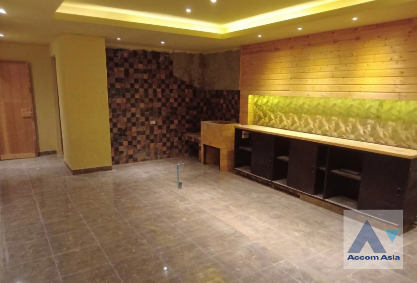 5  House For Rent in Phaholyothin ,Bangkok BTS Saphan-Kwai AA45586