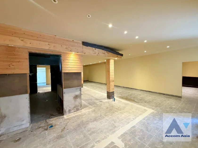 5  House For Rent in Phaholyothin ,Bangkok BTS Saphan-Kwai AA45586