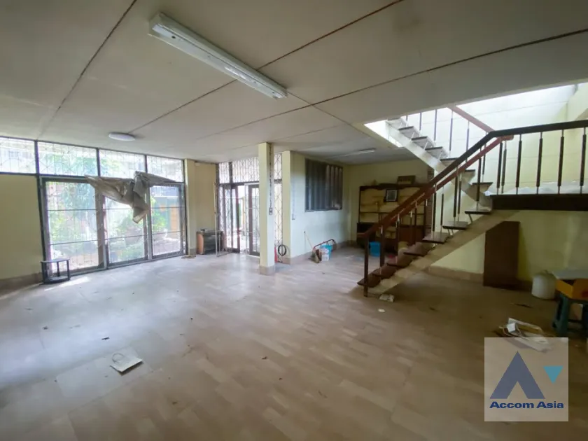 unitHome Office, Pet friendly |  3 Bedrooms  House For Rent & Sale in Sukhumvit, Bangkok  near BTS Ekkamai (AA45587)