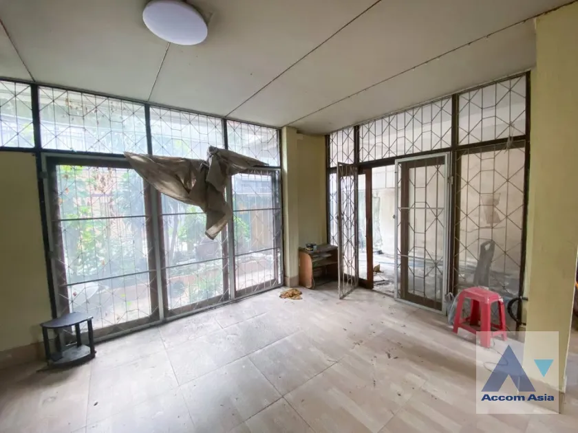 unitHome Office, Pet friendly |  3 Bedrooms  House For Rent & Sale in Sukhumvit, Bangkok  near BTS Ekkamai (AA45587)