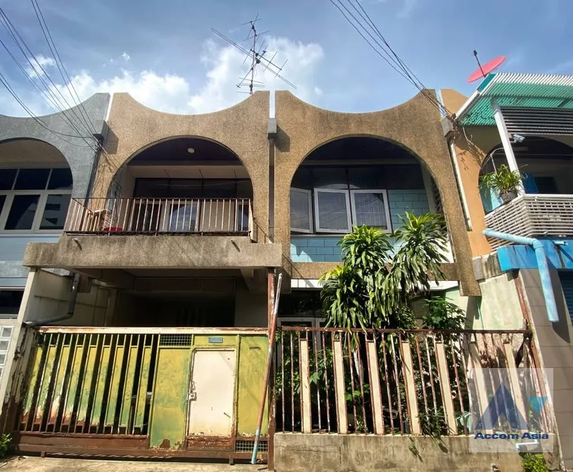 unitHome Office, Pet friendly |  3 Bedrooms  House For Rent & Sale in Sukhumvit, Bangkok  near BTS Ekkamai (AA45587)