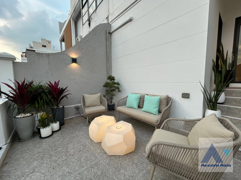 13  4 br Townhouse For Sale in Lat Phrao ,Bangkok MRT Huai Khwang AA45590