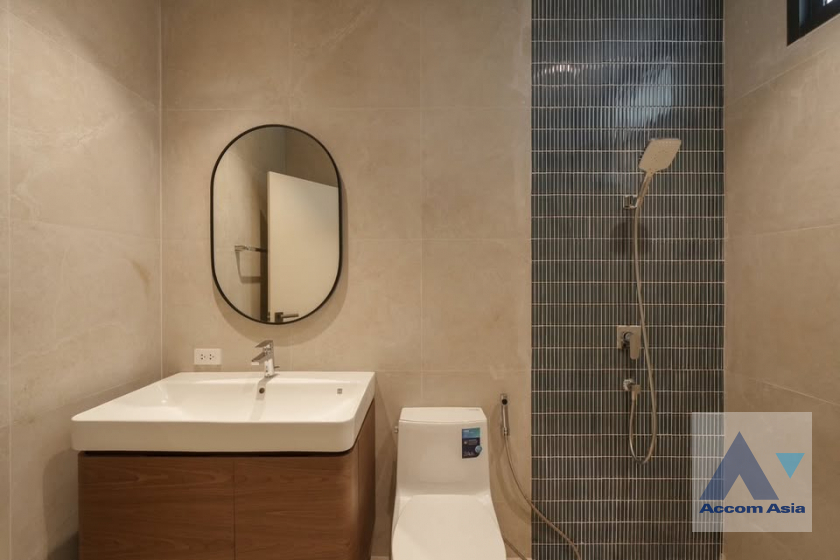 10  4 br Townhouse For Sale in Lat Phrao ,Bangkok MRT Huai Khwang AA45590