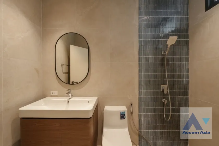 10  4 br Townhouse For Sale in Lat Phrao ,Bangkok MRT Huai Khwang AA45590