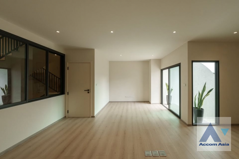 8  4 br Townhouse For Sale in Lat Phrao ,Bangkok MRT Huai Khwang AA45590