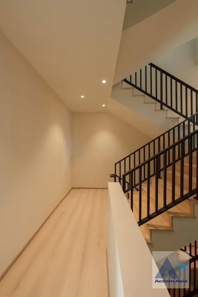 7  4 br Townhouse For Sale in Lat Phrao ,Bangkok MRT Huai Khwang AA45590