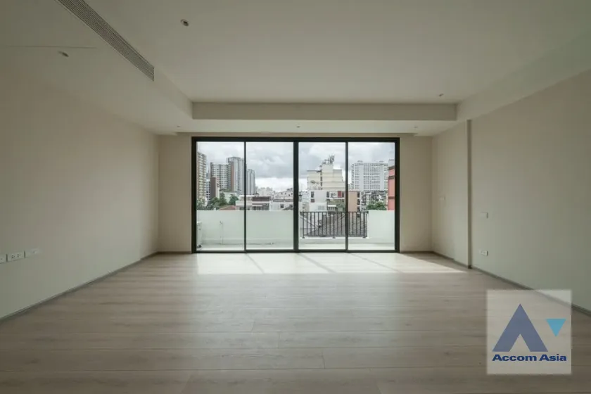9  4 br Townhouse For Sale in Lat Phrao ,Bangkok MRT Huai Khwang AA45590