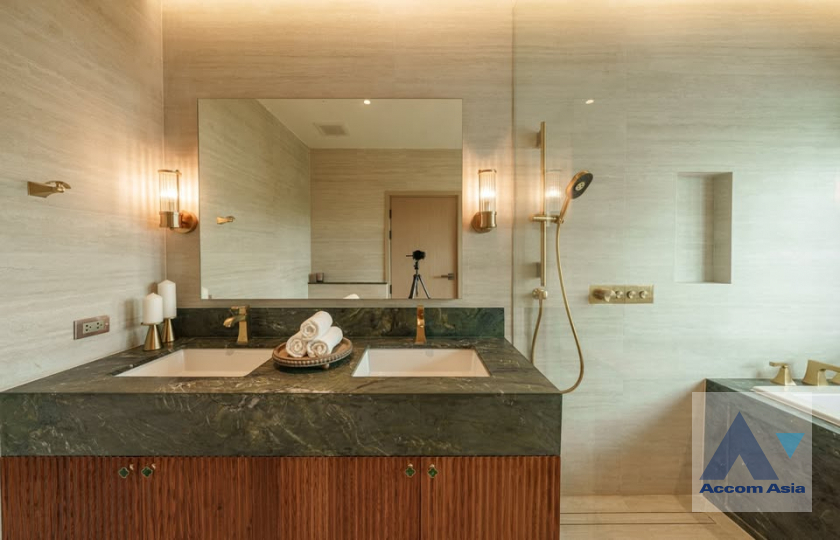 11  4 br Townhouse For Sale in Lat Phrao ,Bangkok MRT Huai Khwang AA45590