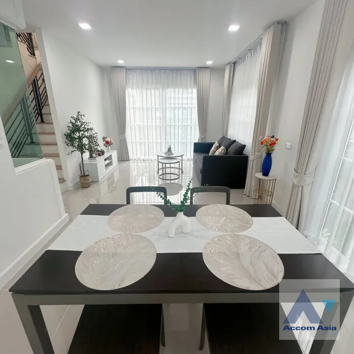 unit 4 Bedrooms  House For Rent in Samutprakan, Samutprakan  near BTS Bearing (AA45596)
