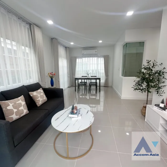 unit 4 Bedrooms  House For Rent in Samutprakan, Samutprakan  near BTS Bearing (AA45596)