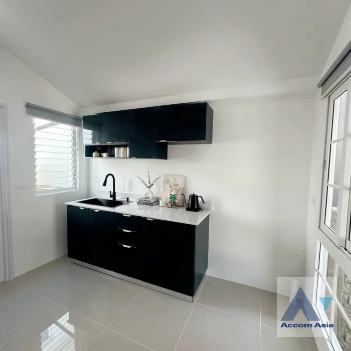 unit 4 Bedrooms  House For Rent in Samutprakan, Samutprakan  near BTS Bearing (AA45596)