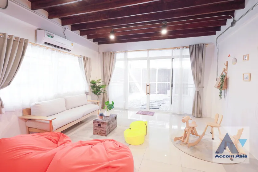 unitFully Furnished, Home Office, Pet friendly |  3 Bedrooms  House For Rent in Ratchadaphisek, Bangkok  near MRT Thailand Cultural Center (AA45601)