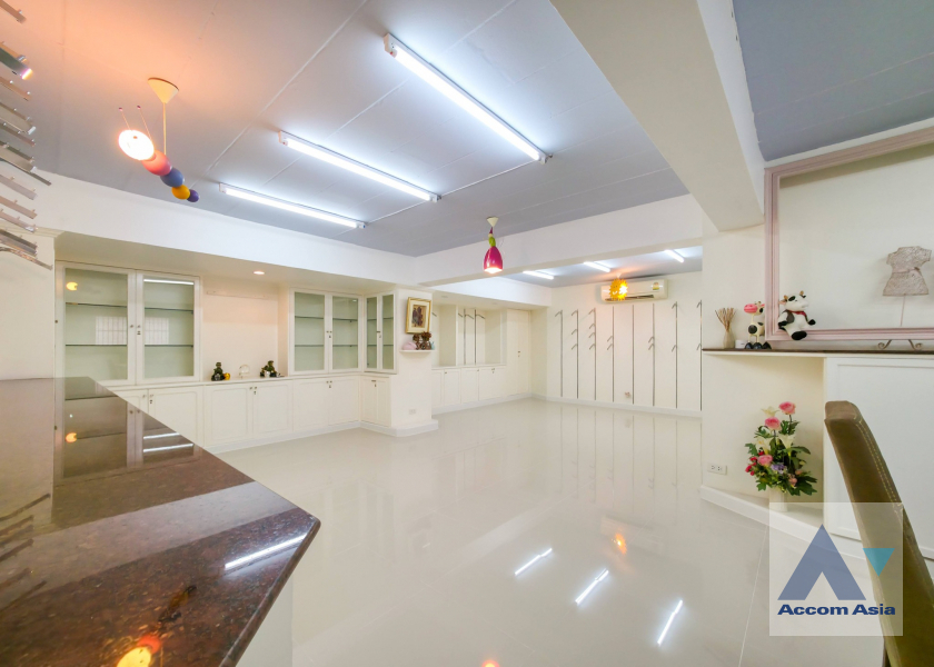  1  Shophouse for rent and sale in Sukhumvit ,Bangkok BTS Phra khanong AA45613