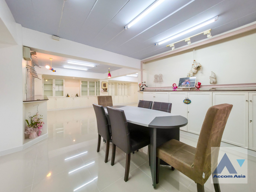 7  Shophouse for rent and sale in Sukhumvit ,Bangkok BTS Phra khanong AA45613