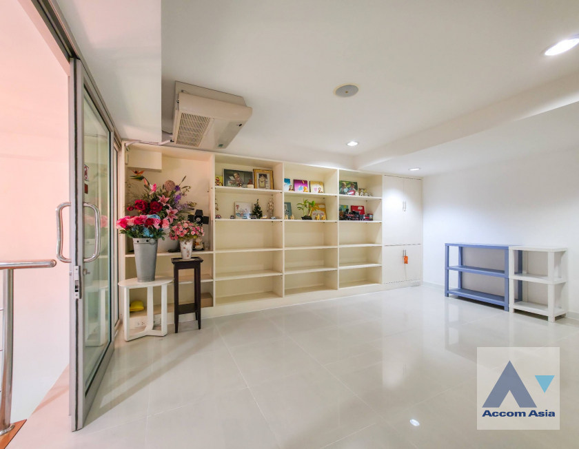 15  Shophouse for rent and sale in Sukhumvit ,Bangkok BTS Phra khanong AA45613