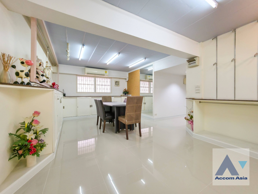 6  Shophouse for rent and sale in Sukhumvit ,Bangkok BTS Phra khanong AA45613
