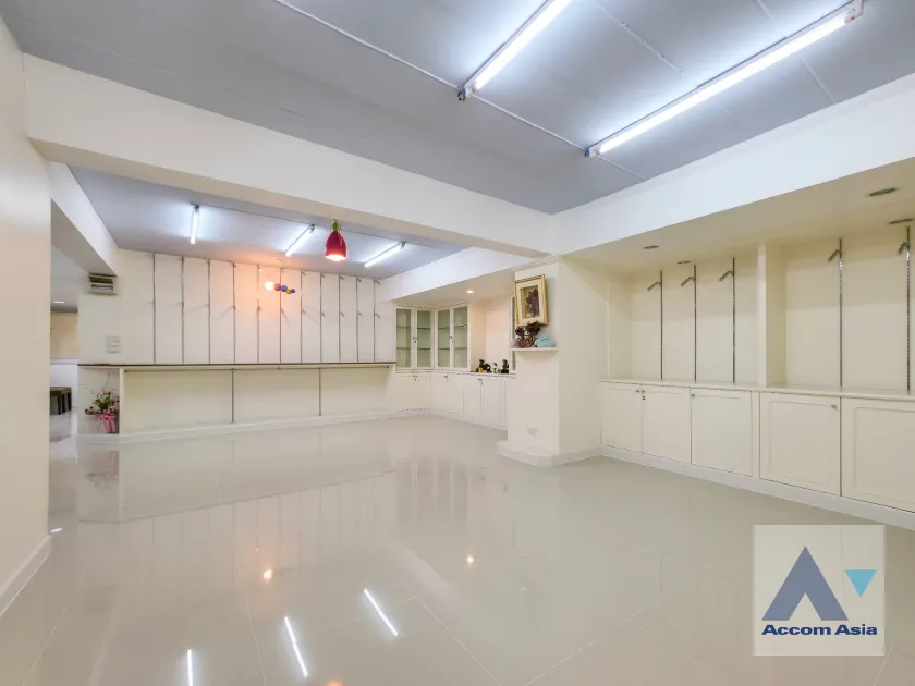  1  Shophouse for rent and sale in Sukhumvit ,Bangkok BTS Phra khanong AA45613