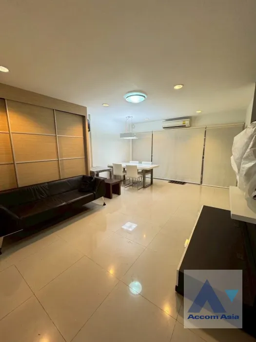 unit 3 Bedrooms  Townhouse For Rent in Pattanakarn, Bangkok  near ARL Ramkhamhaeng (AA45637)