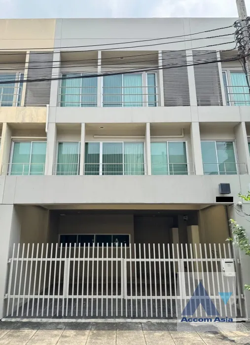 unit 3 Bedrooms  Townhouse For Rent in Pattanakarn, Bangkok  near ARL Ramkhamhaeng (AA45637)
