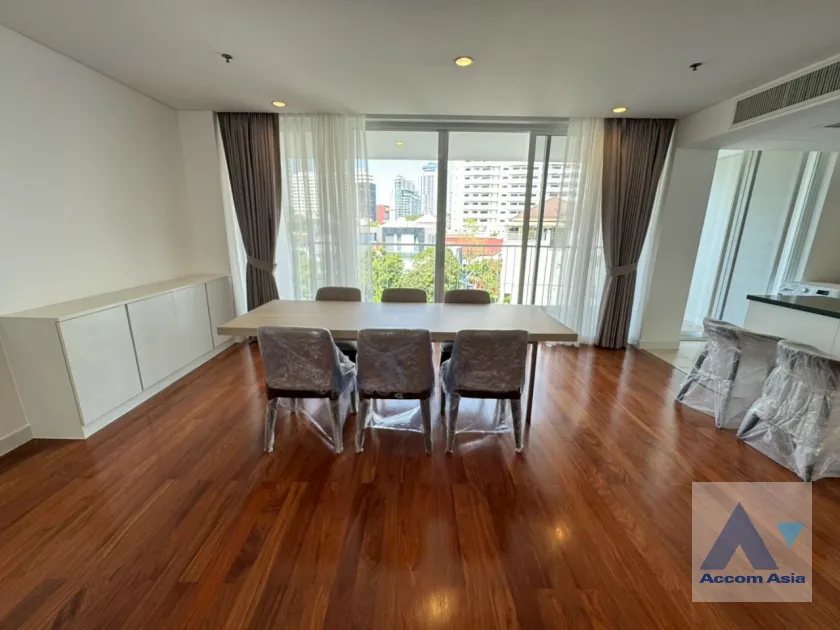 unit 4 Bedrooms  Apartment For Rent in Sukhumvit, Bangkok  near BTS Ekkamai (AA45648)