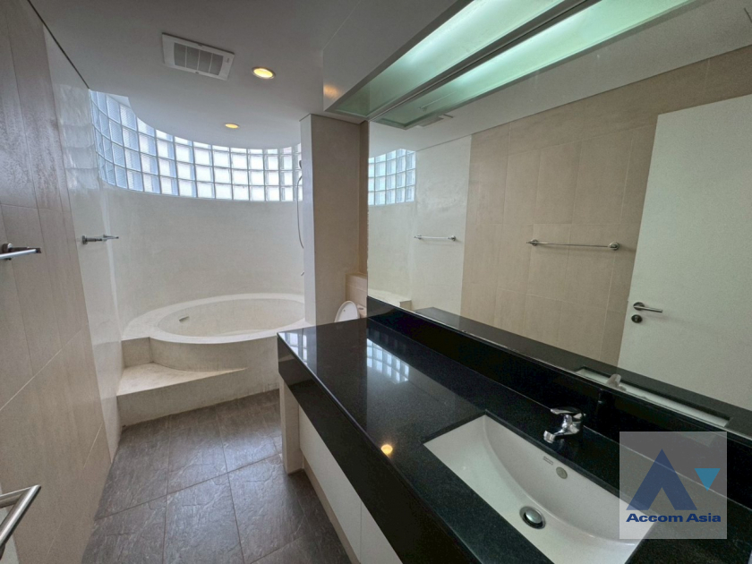 20  4 br Apartment For Rent in Sukhumvit ,Bangkok BTS Ekkamai at Ekkamai Family Apartment AA45648