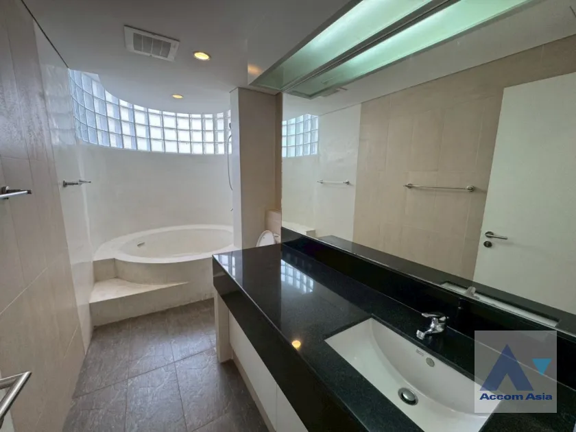 20  4 br Apartment For Rent in Sukhumvit ,Bangkok BTS Ekkamai at Ekkamai Family Apartment AA45648
