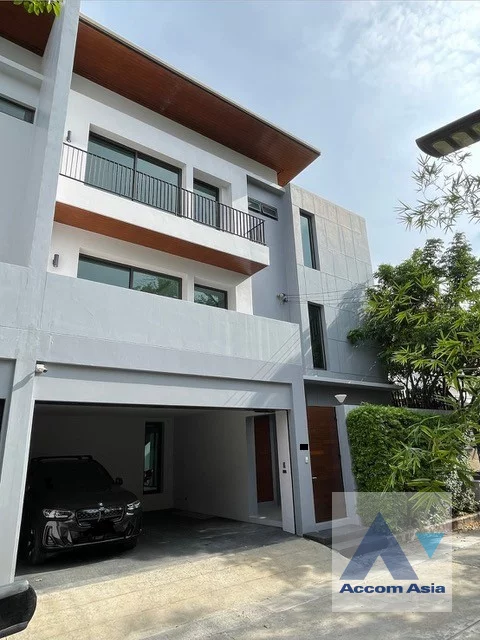 unitFully Furnished |  3 Bedrooms  House For Rent in Sukhumvit, Bangkok  near BTS Phrom Phong (AA45652)