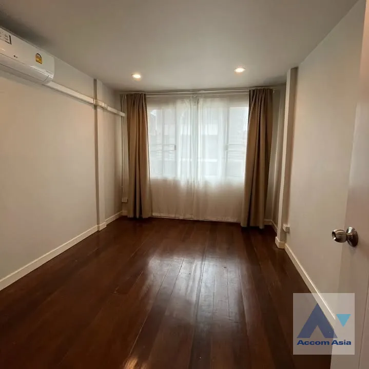 5  3 br Townhouse For Rent in Pattanakarn ,Bangkok  AA45653